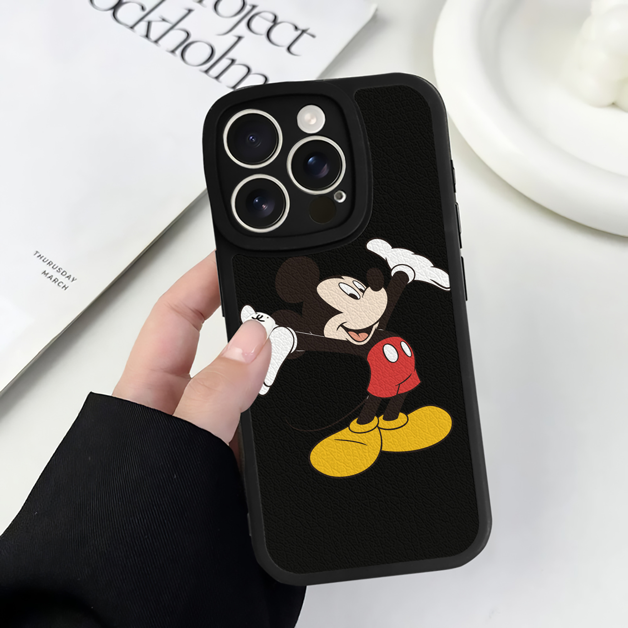 （画像用） ミッキーマウス Mickey Mouse 【iPhone 16シリーズ対応】シリコンスマホケース（レザー調） 材質：シリコン